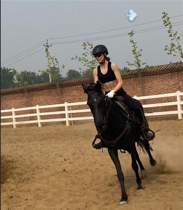 谷爱凌骑马秀腹肌图片