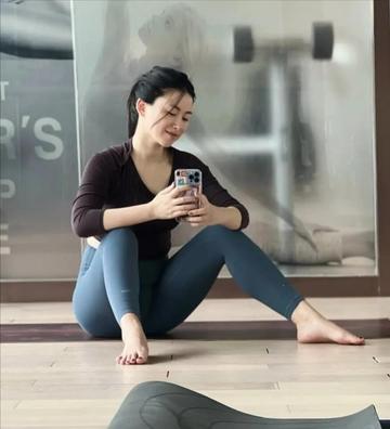  朱珠蝎子式跪姿