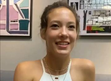 谷爱凌边化妆边赶作业图片