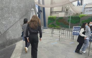 谷爱凌跑步被拦强行合影图片