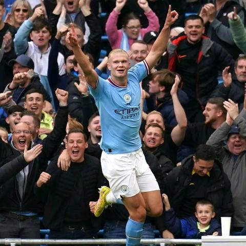 足球运动员把孩子绊倒的长尾关键词有什么