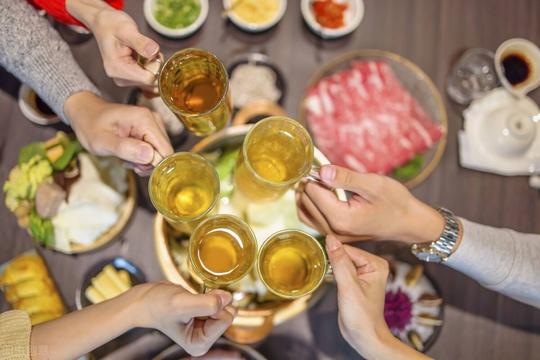重庆老板开火锅店，利用“火锅免费不要钱”，一年收款400万