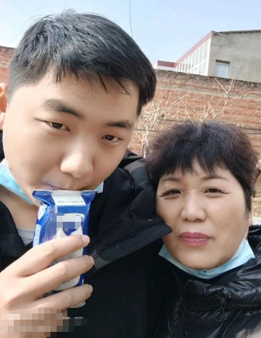 张洋洋生母开启小黄车，学郭刚堂直播创业，网友：流量尽头是卖货