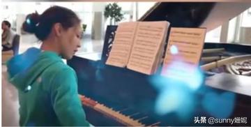 谷爱凌边化妆边赶作业图片