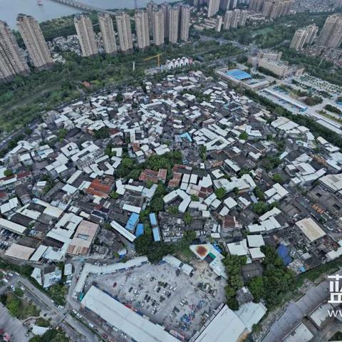 机构看市：2025年房地产市场研判存在分歧，多数机构认为城中村改造和商品房收储进度是房地产市场的核心变量