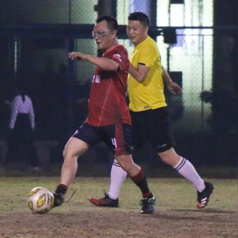 每个足球队共有多少人员