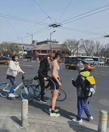 谷爱凌跑步被拦强行合影图片