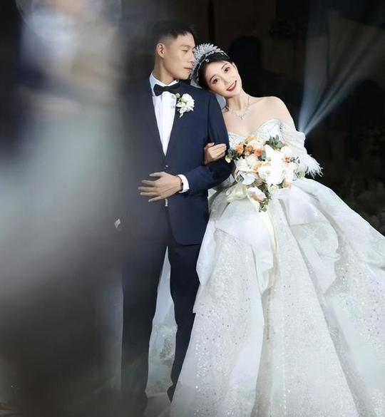 恭喜！体坛第一女神官宣结婚，老公高大帅气，粉丝纷纷送上祝福