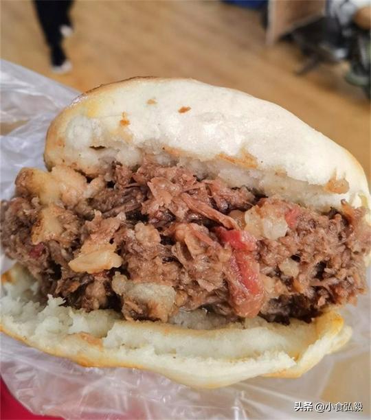 山东济南老太太卖烧饼，一天用掉400斤牛肉，凌晨5点就开始排队