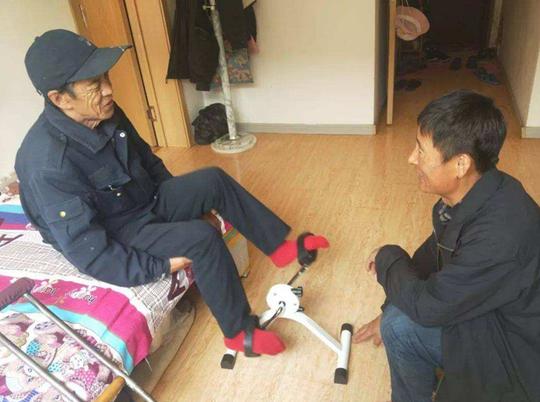 宜宾南溪区长兴镇为残疾人发放康复健身器材