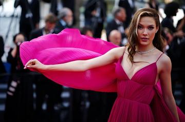 谷爱凌亮相掮客戛纳红毯图片