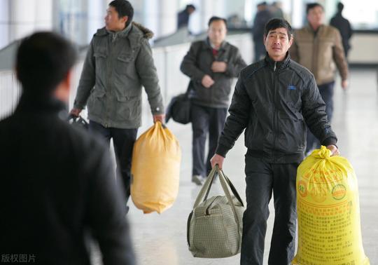 身上若无千斤担，谁拿晚年赌明天，限制超龄工，为何让农民更难？