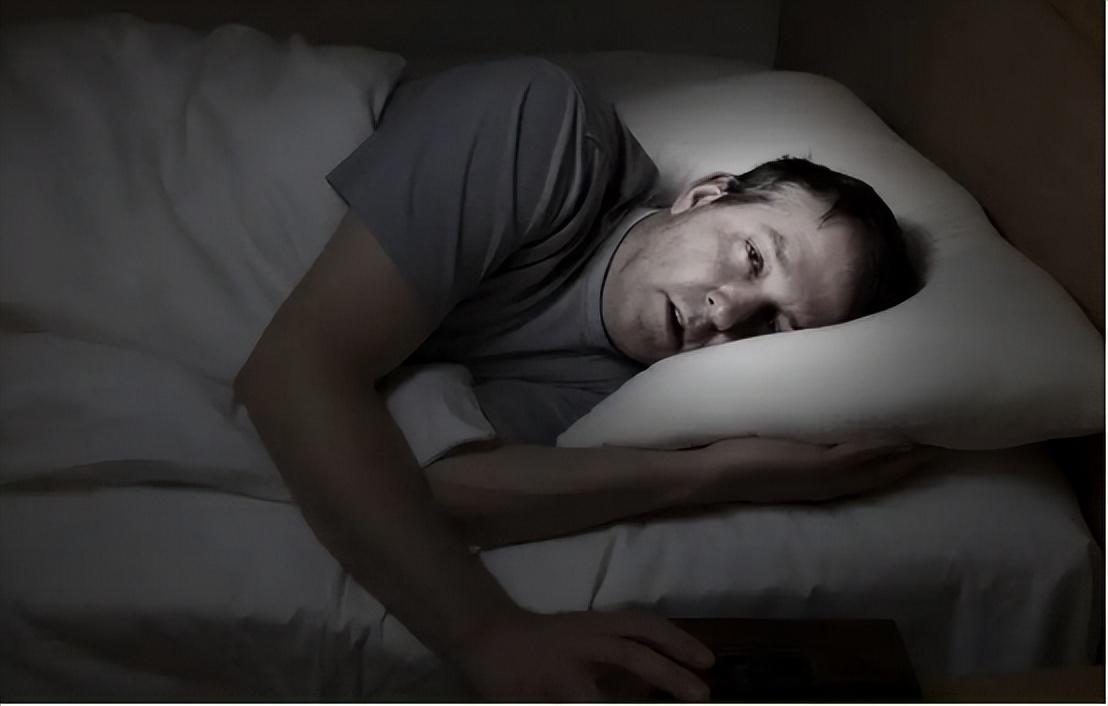 老年人失眠严重怎么治疗,老人老是睡不着是怎么回事?