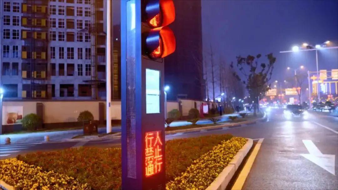 新型交通信号灯怎么通行信号灯在十字路口中间要不要绕