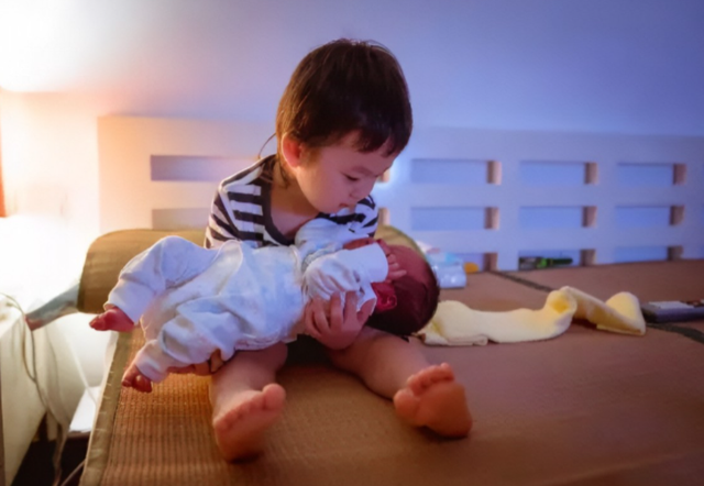 宝宝应该与爸妈睡还是自己睡 宝宝应该与爸妈睡还是自己睡