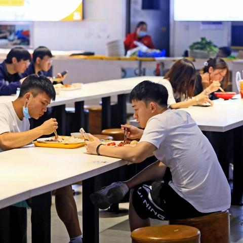 夫妻同行还是异业？紫微斗数给你婚姻职业的答案