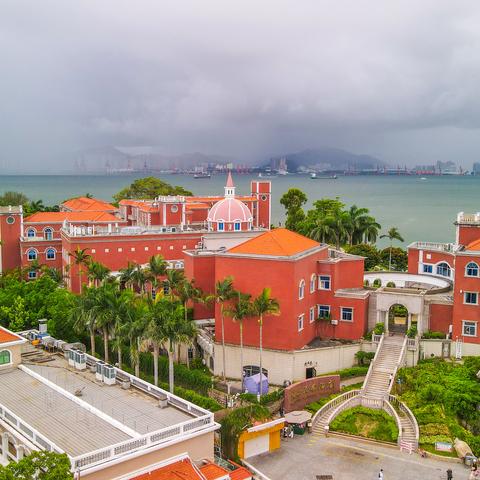 厦门市和深圳市哪个大