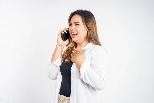 百万补偿款全给儿子，生病让女儿拿钱，女儿不拿：我是泼出去的水