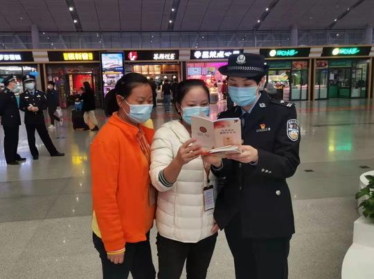 “反间谍无小事，关系你我他”，长沙南站铁警开展《反间谍法》宣传活动