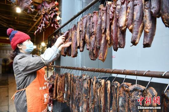 成都“香肠一条街”生意旺“大户人家”香肠腊肉挂满屋