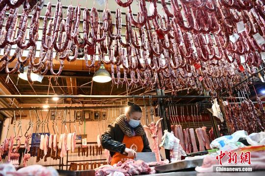 成都“香肠一条街”生意旺“大户人家”香肠腊肉挂满屋