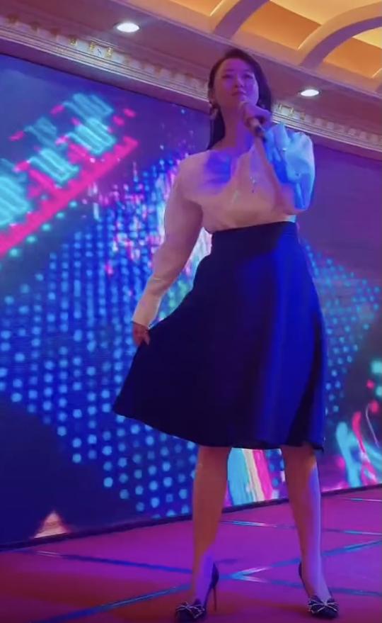 53岁翁虹商演曝光，衬衫长裙打扮优雅，与观众热情互动台风超好