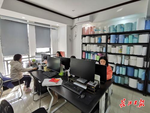 能就近创业，也能只租一个工位创业企业在这里“感觉不孤独”
