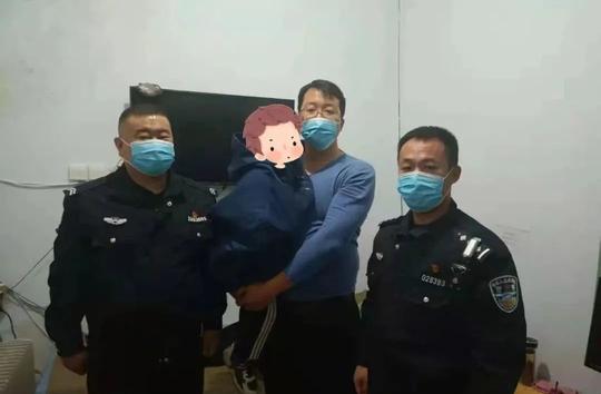 【我为群众办实事】有爱！民警化身“超级奶爸”