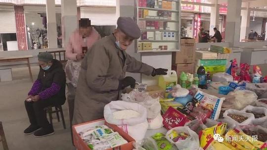 乐山有位112岁“掌柜”，耳聪目明会做生意，算账赛小伙