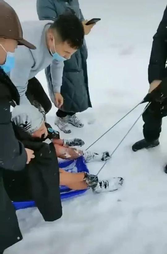黑龙江依兰县3名老人冬泳出意外2人获救，1人失踪