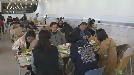 创业者餐厅开门迎客：20个左右菜品（本帮+川湘+时令）供选择，平均消费约20元