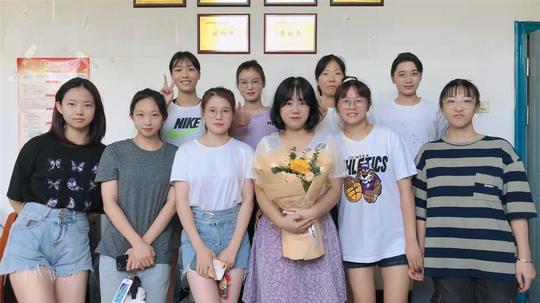 厉害了！武汉高校“巾帼班”13名女生中6人保研，全班奖学金超10万