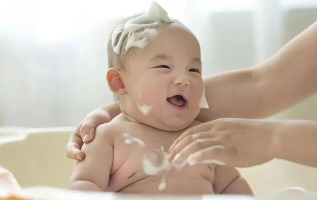 冬天多久给宝宝洗一次澡
