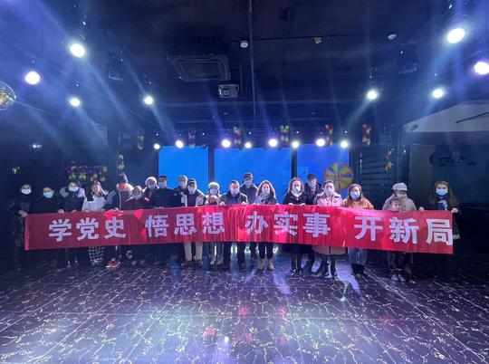 团结街道龙湖社区组织观看红色电影