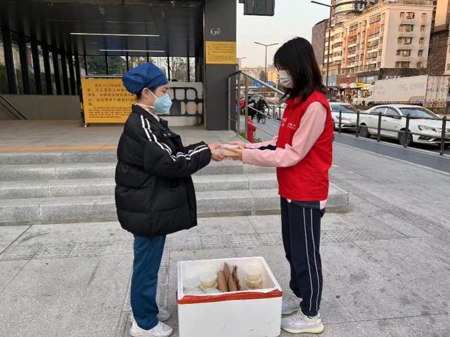 宝宝衣服捂太多有什么危害