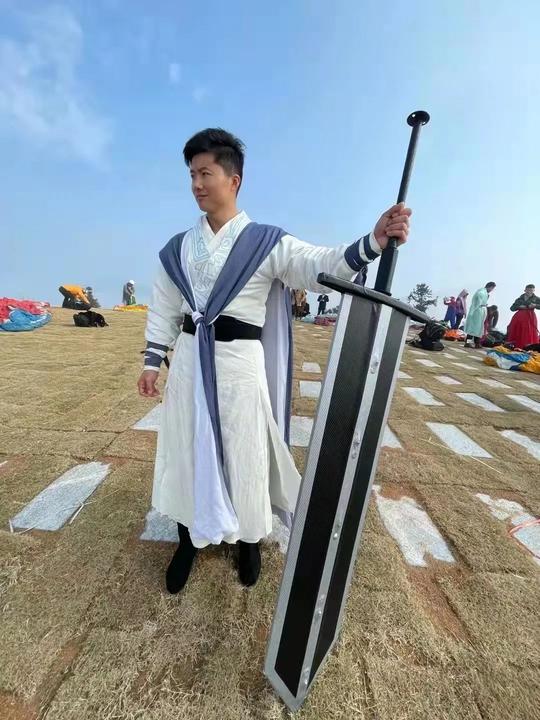 长沙90后小伙御剑飞行，网友：道友修为甚高