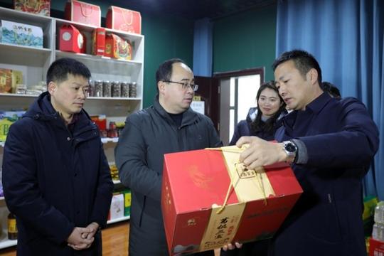 武义泉走访慰问优秀人才和劳模先进代表