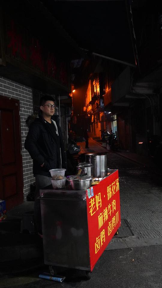 第三次创业，长沙小伙直播摆摊每天工作20小时：会越来越好