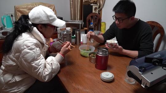 第三次创业，长沙小伙直播摆摊每天工作20小时：会越来越好