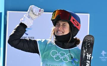 谷爱凌边化妆边赶作业图片