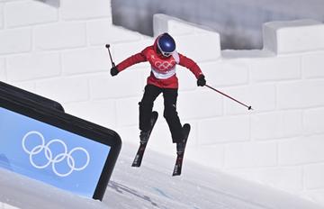 谷爱凌摔倒已不能走路