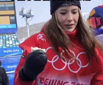 谷爱凌又做鬼脸了比赛现场图片