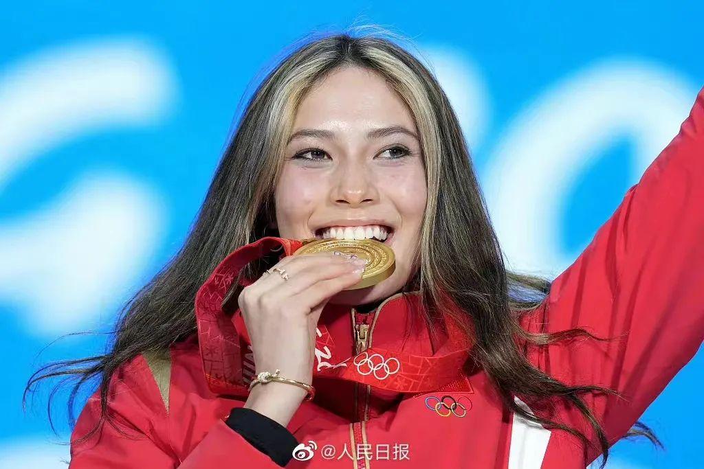 谷爱凌美甲图片