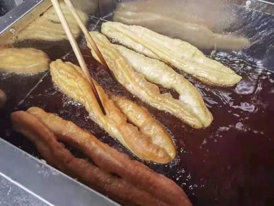 上海4位退休老人创业炸出橙子味油条