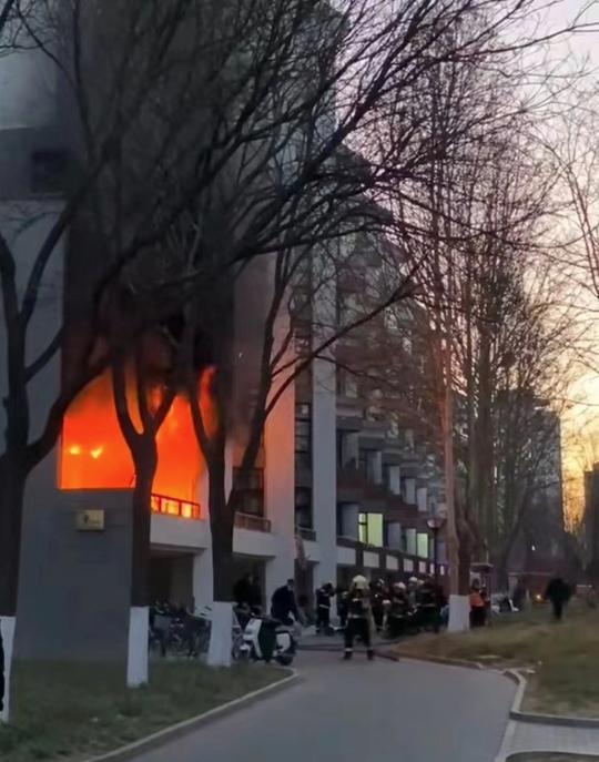 北京专报丨清华大学学生公寓发生火灾校方：确有火灾发生未有学生受伤