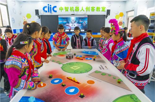 楚雄大姚“机器人创客教室”为孩子插上科技的翅膀