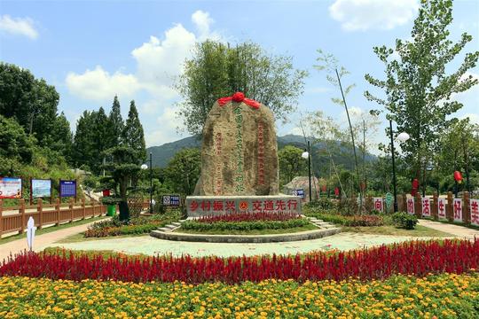 湖北黄冈：畅通农村路，迈步入小康