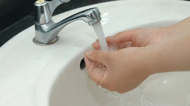 刚出生的小孩能不能带银手镯 刚出生的小孩能不能带银手镯