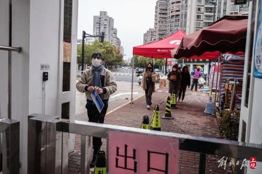 遛娃测核酸，出入证上盖个戳……这个封闭管理小区恬静有序