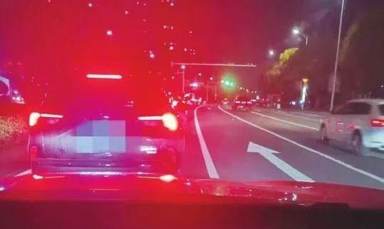 红绿灯路口图片夜晚真实人行道红绿灯晚上都是红灯吗